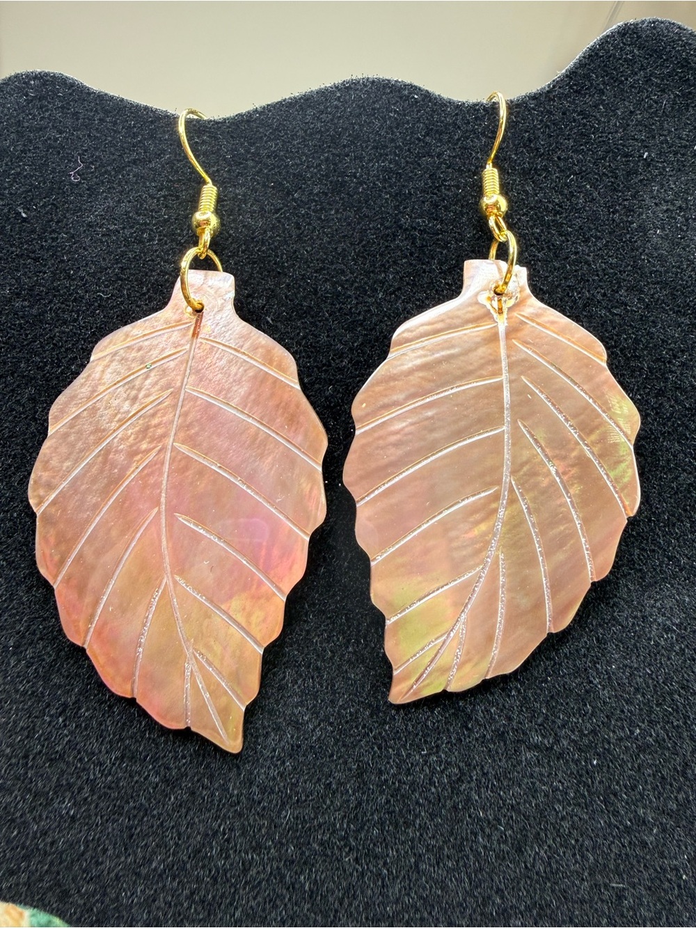Iridescent Mother of Pearl Vintage Leaf-Shaped Dangle Drop Earrings from 70s/80s - Picture 3 of 11